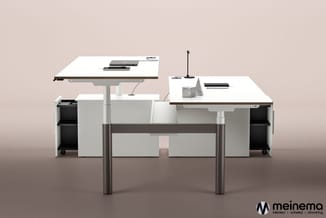 Kantoorconfiguratie met twee witte bureaus met bruin blad, metalen poten, ergonomische bureaustoelen, opbergkasten en accesso