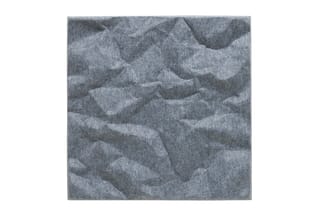 Grijze akoestische panelen met 3D-textuur en golving patroon, detail van oppervlak.