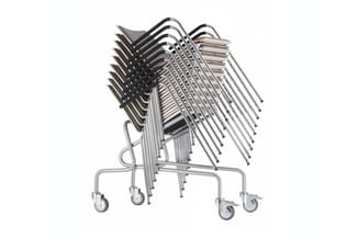 Stapelbare bezoekersstoelen met zwart zit- en rugleuning, aluminium frame en wielen, gestapeld op transportwagen.