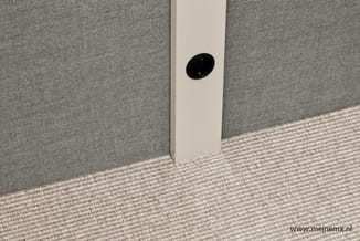 Witte afscheiding met zwarte ventilatie-opening, geplaatst op grijze akoestische vloertegels naast grijze wandpanelen.