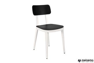 Moderne stoel met wit houten frame, zwart zittingkussen en zwarte rugleuning, geïsoleerd op witte achtergrond.