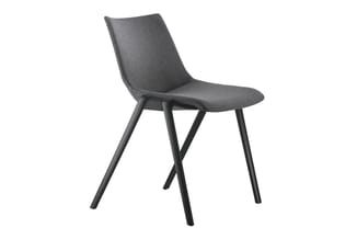Grijze stoel met gestoffeerde zitting en rugleuning, zwart houten poten in X-vorm, minimalistische ontwerp.