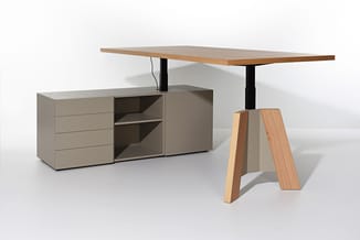 Kantoorset met houten vergadertafel op zwart onderstel, houtstructuur tafelblad, en grijze kasten met open vakken en lades.