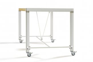 Witte vergadertafel met kruisbracing, houten bovenkant en wielen, vrijstaand tegen witte achtergrond.