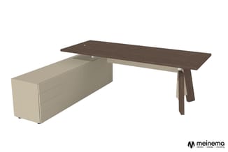 Werkplek bestaande uit beige ladeblok met drie laden en donkerbruine houten tafel met schuine poten.