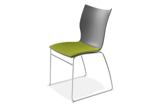 Moderne stoel met grijs gebogen kunststof ruggedeelte, groen gevoerd zitgedeelte en metalen frameconstructie op sledepoten.