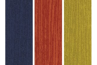 Drie stalen stofmonsters in verticale streepstructuur: donkerblauw, rood-oranje en geel-groen.