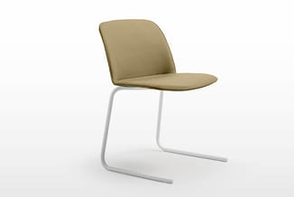 Beige stoel met gevoerde zitting en rugleuning, wit metalen sledeframe, vrijstaand tegen witte achtergrond.