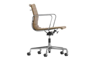 Kantoorstoel met beige gestoffeerde zitting en rugleuning, aluminium frame, chromen armleuningen en wielen op voetenkruis.