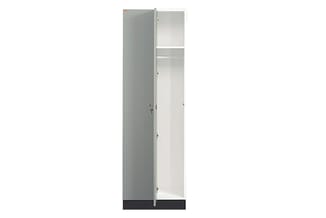 Smalle zwart-witte kasten met grijze deur links en witte deuren rechts, met interne planken en zwart onderstel.