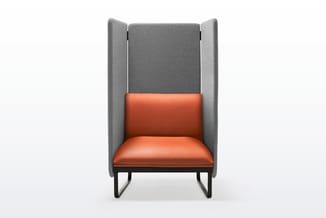 Loungestoel met grijs stoffen scherm aan binnenkant en zijkanten, oranje zitting en rugleuning, zwart metalen onderstel.