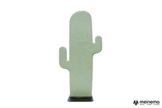 Groene cactus-vormige decoratie met geweven textuur en donkere voet op witte achtergrond.