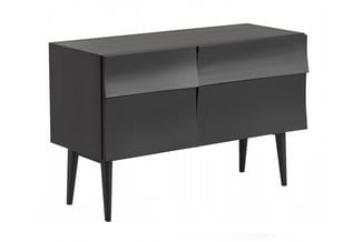Zwarte houten commode met twee bovenlade en twee onderdeuren, aangesloten op vier houten poten.