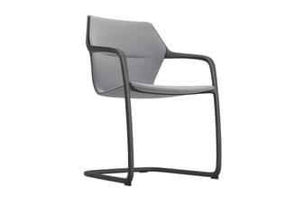 Moderne kantoorstoel met grijze stoffen zitting en rugleuning, zwart metalen frame, slee-onderstel design.