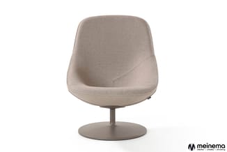 Beige stoel met ronde zitting en rugleuning, op draaivoet, vrijstaand tegen witte achtergrond.
