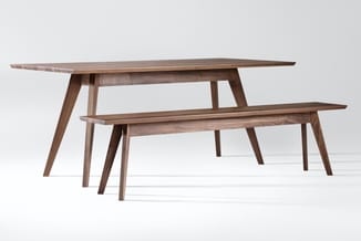 Houten vergadertafel met bijpassende bank in walnootkleur, modern design met schuine poten.