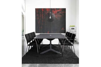 Moderne vergaderruimte met zwarte rechthoekige tafel, zwarte stoelen rondom, grijze tapijt, hangende grijze ballampe, abstrac