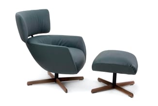 Grijze lederen fauteuil met hoofdsteun en bijbehorende voetenbankje op houten X-onderstel, moderne zitmeubelen.