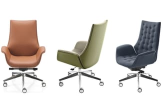 Drie moderne bureaustoel in bruin leer, olijfgroen en donkerblauw met wielen en chromen voetsteun.