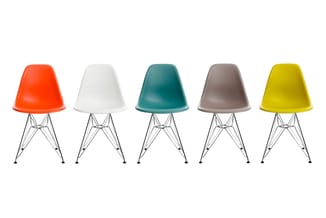 Vijf designstoelen met kunststof zitting in rood, wit, petrol, grijs en geel op zwart metalen draadframe.