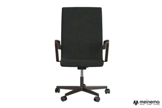 Zwarte ergonomische bureaustoel met armleuningen en vijfpotige wielbasis, frontale weergave op witte achtergrond.
