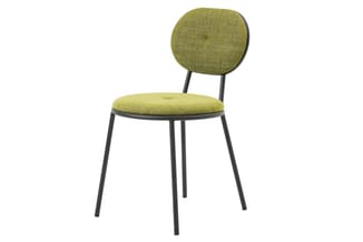 Moderne stoel met ronde geel-groene zitting en rugleuning, zwart metalen frame, tegen witte achtergrond.