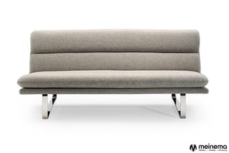 Grijze stofbeklede loungebank met horizontale stiksels, zitgedeelte en metalen frames, tegen witte achtergrond.