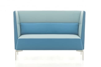 Blauwe loungebank met hoge ruggen en armleuningen, licht grijsblauwe zijpanelen, zitgedeelte met lichtblauw kussen, op witte