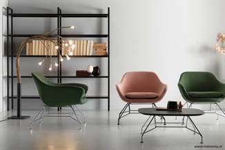 Moderne loungeset met drie stoelen in groen en roze, zwart tafelblad op metalen onderstel, zwart staand rek met boeken en ver