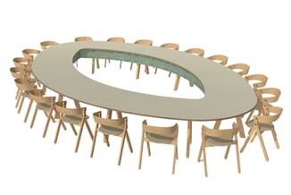 Ovale vergadertafel met beige blad en houten poten, omringd door houten stoelen met groene zitting.