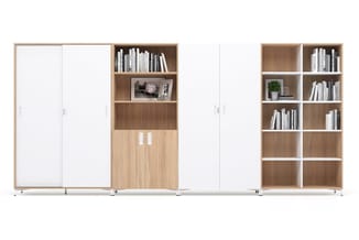 Modulaire kastencombinatie met schuifdeuren, open schappen en gesloten vakken in naturel hout en wit, met boeken en decoratie