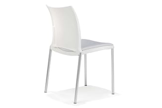 Moderne stoel met wit kunststof gebogen ruggesteun, grijze gestoffeerde zitting en aluminium poten.