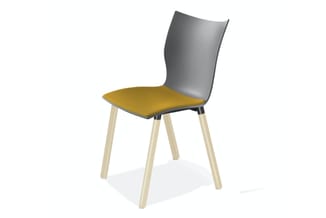 Moderne stoel met grijze gebogen rugleuning, geel-groen zitgedeelte en lichte houten poten.