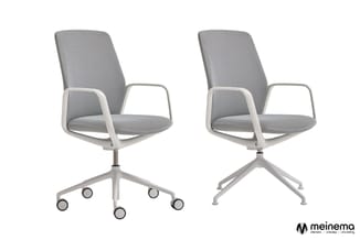 Twee kantoorstoel uitvoeringen met grijze mesh-bekleding en wit frame: links een draaistoeluitvoering op wielen, rechts een v