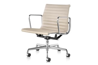 Beige kantoorstoel met geribbeld textiel, aluminium frame, armleuningen en wielen op wit oppervlak.