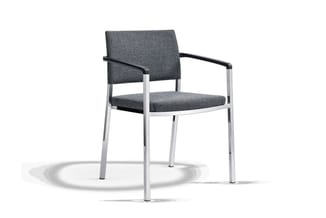 Grijze kantoorstoel met armleuningen, zitting en rugleuning in stofbekleding, aluminium frame, staande op wielen tegen witte