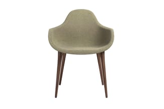 Grijsgroene fauteuil met gewelfde rugleuning en zitting, donkerbruine houten poten, modern design.