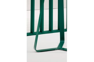 Detail van de groene metalen voet en staanders van de Cascando Bend kapstok in Pine Green.