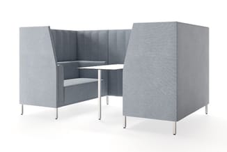 Grijze akoestische vergaderbox met twee hoekige zitgedeelten, wit tafeltje en metalen poten.