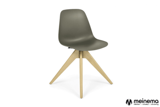 Moderne stoel met grijze kunststof zitting en natuurkleurig houten driepoten onderstel op wit oppervlak.