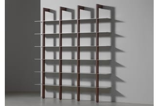 Modulair kastensysteem met donkerbruin houten frame en grijze metalen legplanken, 4x8 vakken, in grijze kantoorruimte.