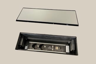 Zwarte bureau-inbouwunit met twee stopcontacten, USB-lader en HDMI-aansluiting, met afneembaar deksel.