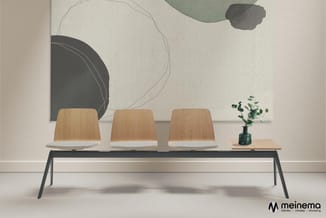 Wachtruimte met houten zitbank met zwarte poten, drie houten stoelen met witte zitting, groene plant in vaas, en minimalistis