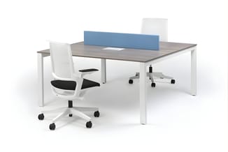 Werkplek met grijze rechthoekige bureau, witte frame, blauwe akoestische scherm, witte bureaustoel met zwart zit en twee witt