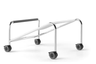 Mobiele vergadertafel met wit metalen frame, glazen blad en zwarte wielen, schuin perspectief.