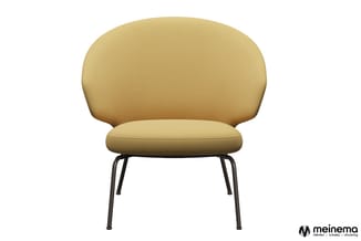 Gele loungefauteuil met afgeronde rugleuning, zitdeel en zwart metalen vierpoten onderstel.