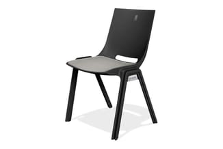 Moderne stoel met zwart kunststof ruggedeelte, grijs zitmeubilair en zwart metalen poten, geïsoleerd op witte achtergrond.