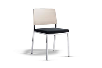 Moderne stoel met beige rugleuning, zwart zitting en zilverkleurig aluminium frame, zonder armleuningen.