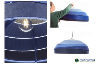 Blauwe hanglamp met gestapelde schijven, gedemonteerd en geïnstalleerd, met gloeilamp.