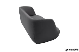 Grijze fauteuil met gestructureerd stofbekleding en afgeronde vormen, geïsoleerd tegen witte achtergrond.